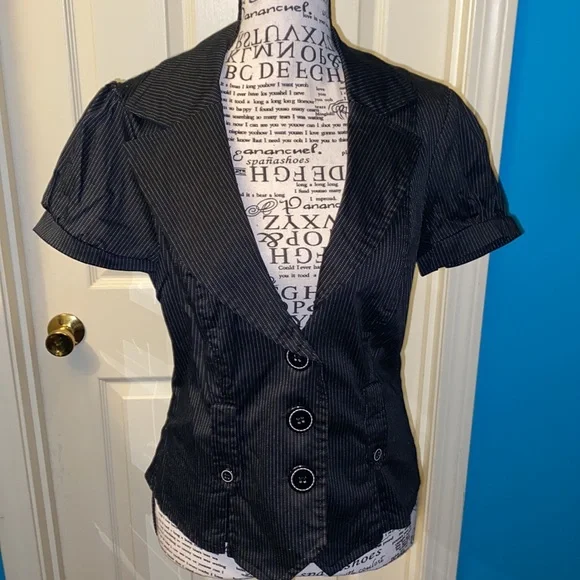 Women’s cute cropped short sleeve pinstriped blazer - Picture 2 of 7